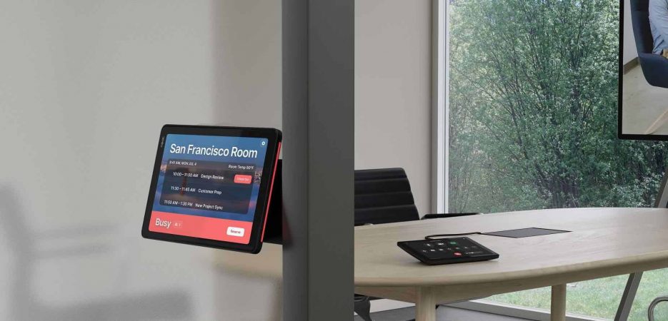 Digitales Raumbuchungssystem mit Touchdisplay an der Wand – zeigt aktuelle Zoom-Termine zur Raumbelegung in einem modernen Konferenzraum